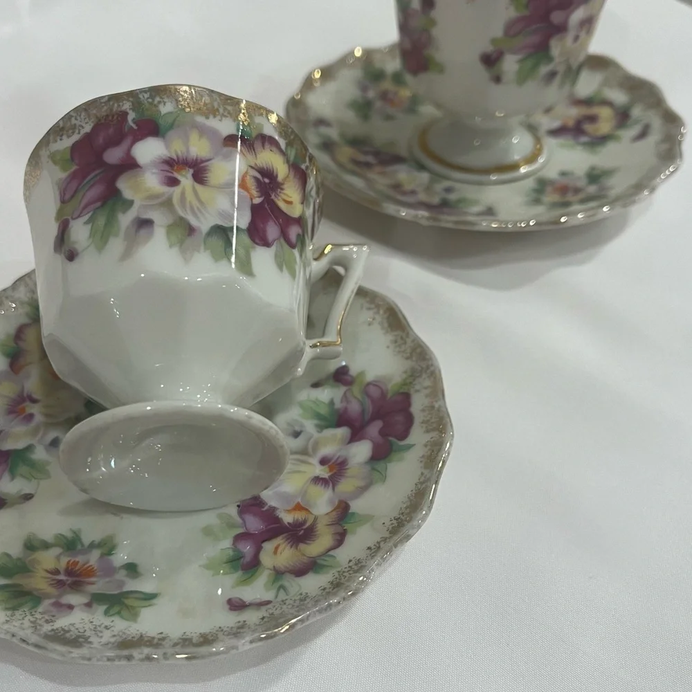 Vintage China 2 expresso cups/ saucers excellent condition daises gold trim